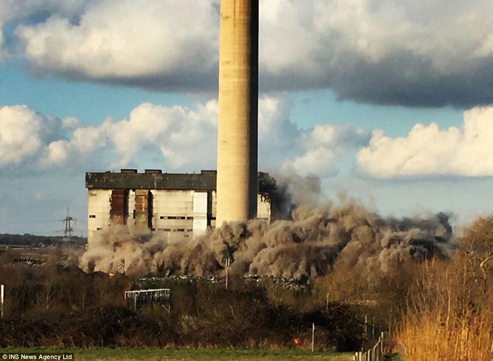 Explosión en central eléctrica de Didcot, cerca de Oxford, Inglaterra.